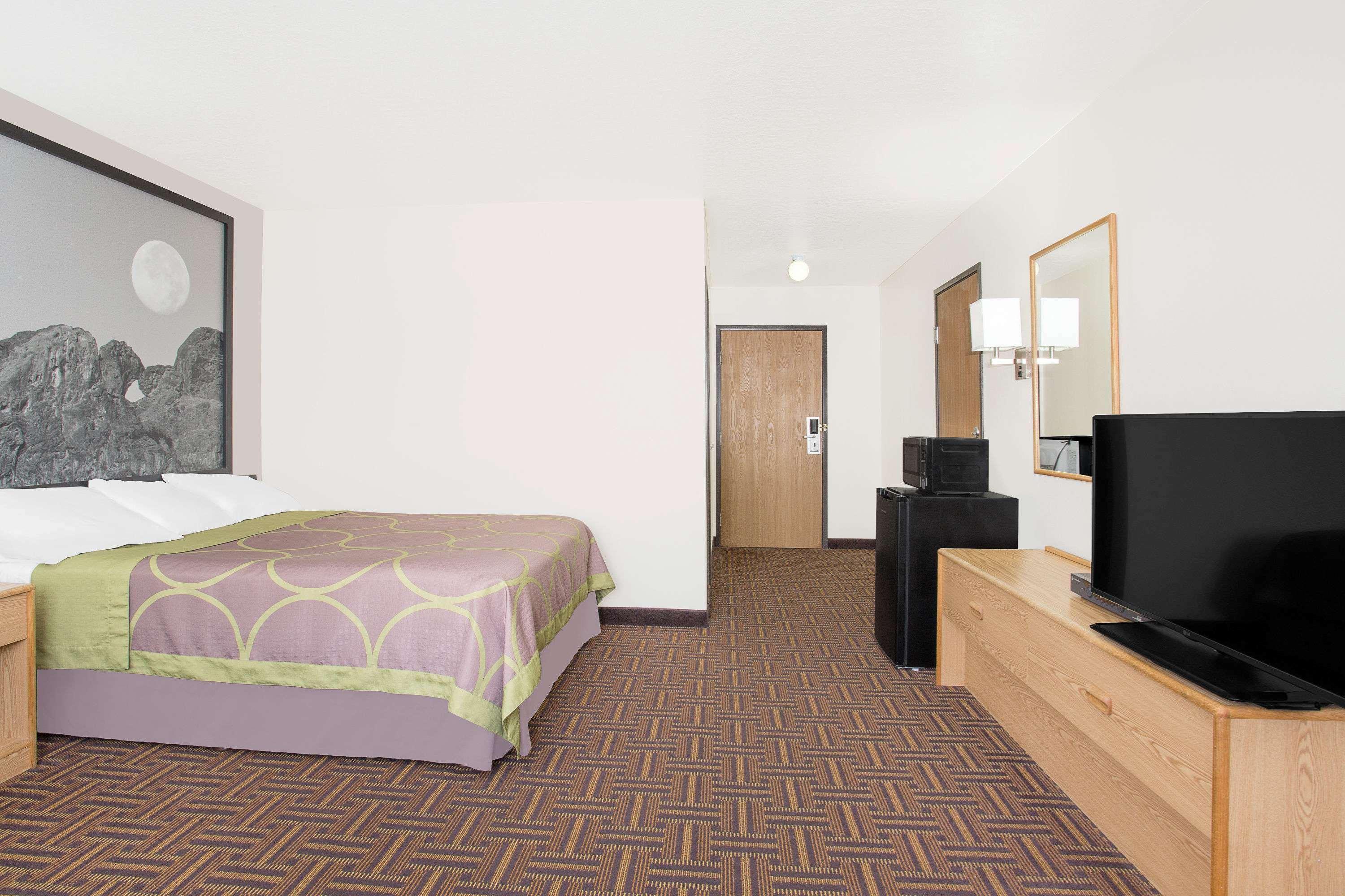 Super 8 By Wyndham Bloomfield Hotel Екстериор снимка