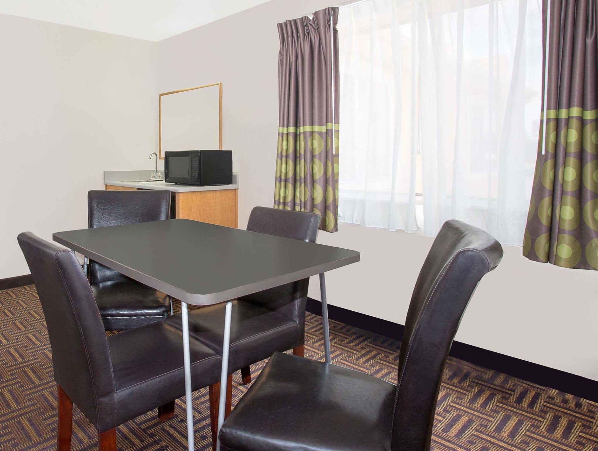 Super 8 By Wyndham Bloomfield Hotel Екстериор снимка