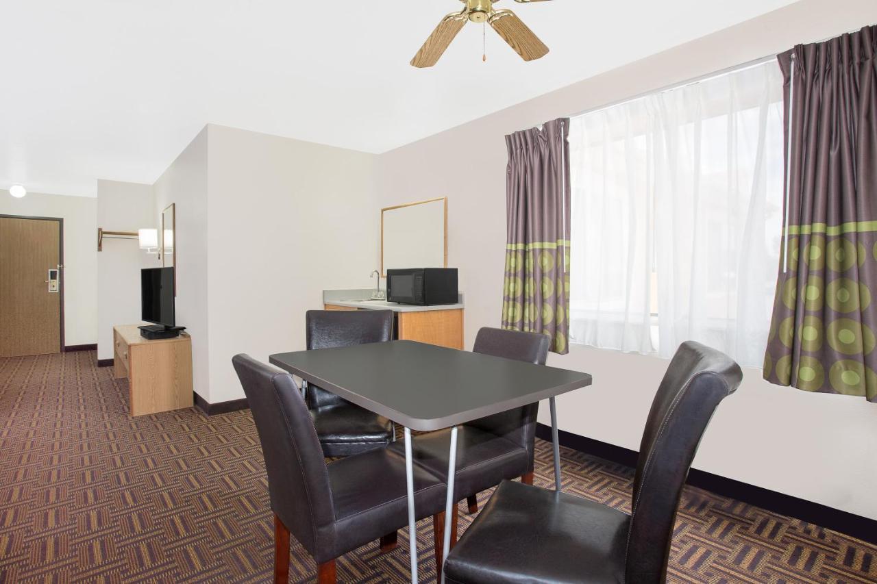 Super 8 By Wyndham Bloomfield Hotel Екстериор снимка