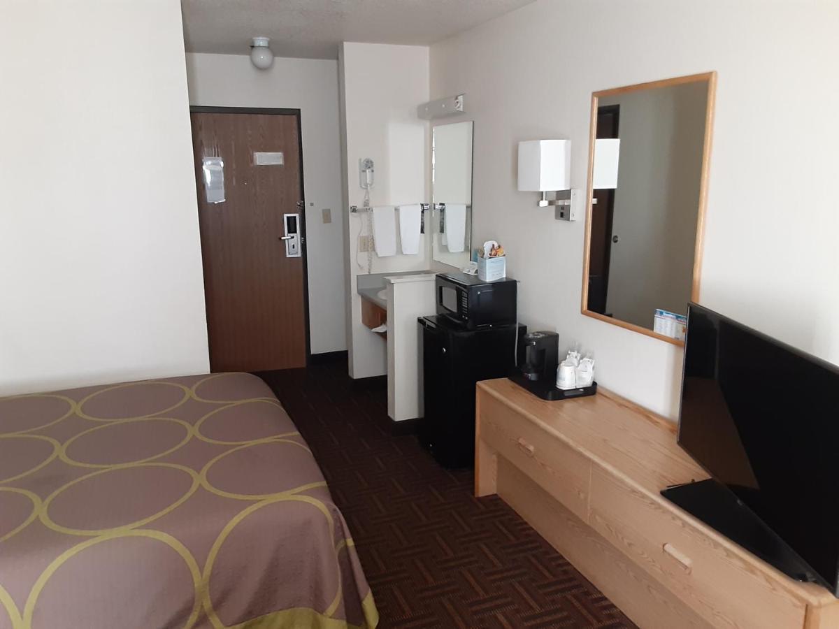 Super 8 By Wyndham Bloomfield Hotel Екстериор снимка